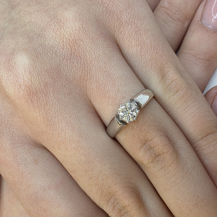 Pierścionek zaręczynowy z dużym diamentem – Zbliżenie na dłoni – ABGOLD Baczyński