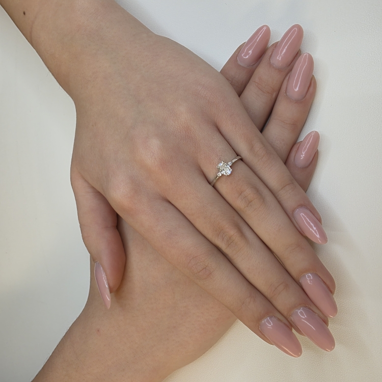 Złoty pierścionek z diamentami ok. 0,45 ct – białe złoto – prezentacja na dłoni – ABGOLD Baczyński