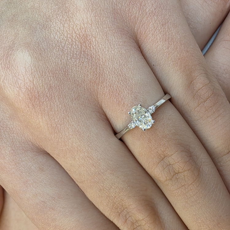 Pierścionek z diamentami ok. 0,45 ct – białe złoto 585 – na dłoni – ABGOLD Baczyński