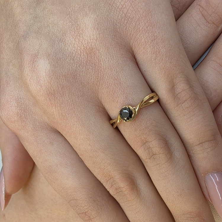 Pierścionek zaręczynowy z czarnym diamentem – na dłoni – ABGOLD Baczyński