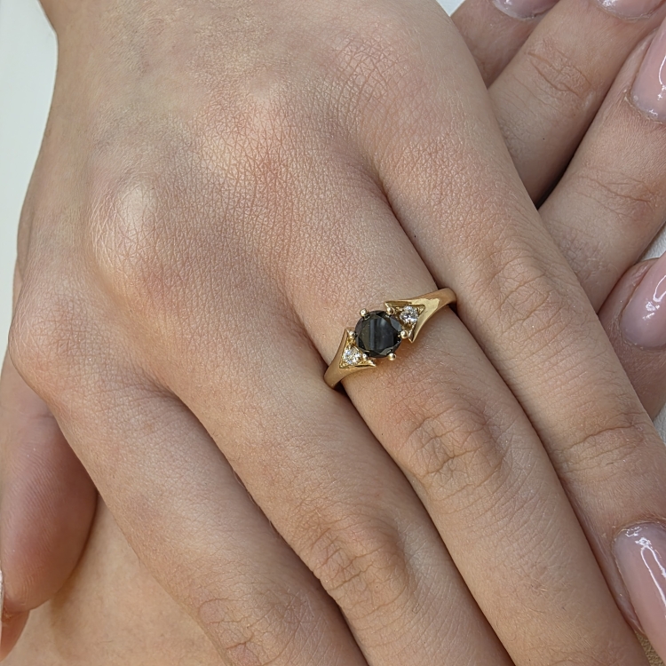 Złoty pierścionek z czarnym diamentem – na dłoni – ABGOLD Baczyński