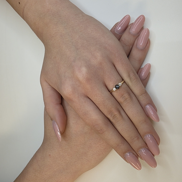 Pierścionek z czarnym i białymi diamentami – zdjęcie lifestyle – ABGOLD Baczyński