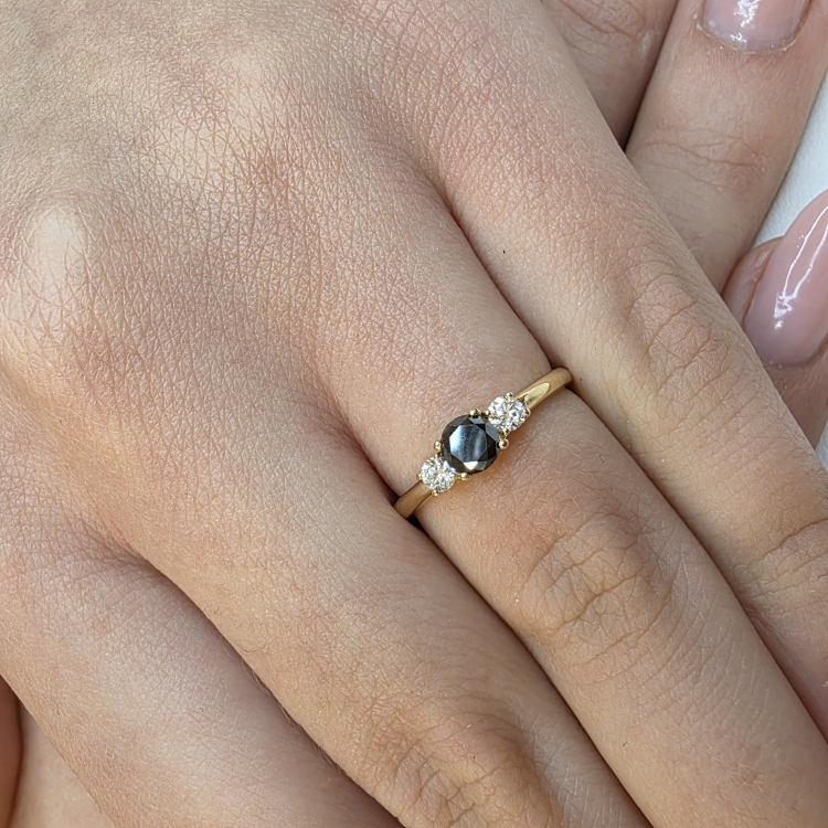 Złoty pierścionek z czarnym i białymi diamentami – na dłoni – ABGOLD Baczyński