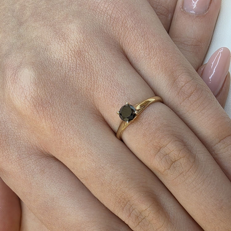 Pierścionek zaręczynowy z czarnym diamentem – na dłoni – ABGOLD Baczyński