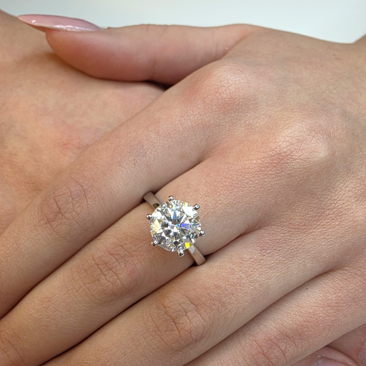 Pierścionek z żółtego złota próba 585 z moissanitem 3,0 ct VVS D – prezentacja na dłoni – ABGOLD Baczyński