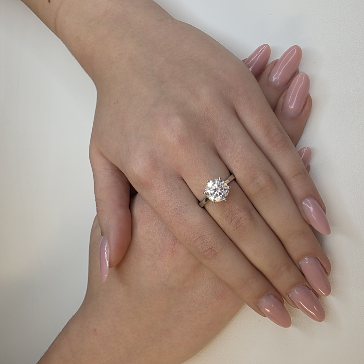 Pierścionek białe złoto 585 z brylantem Lab 3,00 ct – na dłoni z bliska – ABGOLD Baczyński