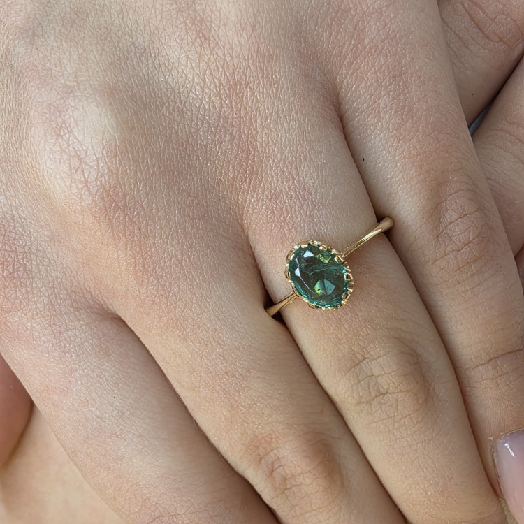 Pierścionek vintage ze szmaragdem Zambia owalnym – na dłoni, zbliżenie – ABGOLD Baczyński