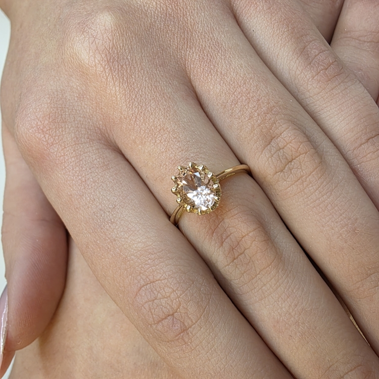 Retro Złoty pierścionek art deco Morganit 1,50 ct – prezentacja na dłoni (zbliżenie) – ABGOLD Baczyński