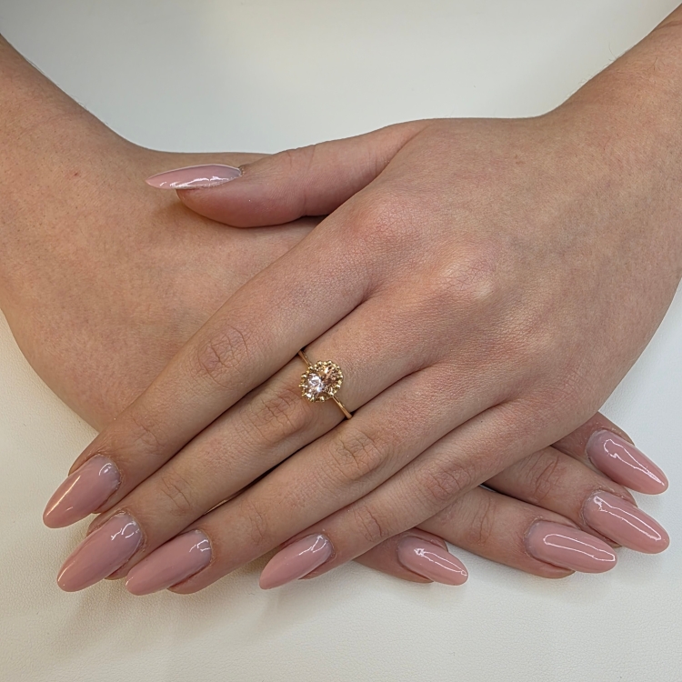 Retro Złoty pierścionek art deco Morganit 1,50 ct – prezentacja na dłoni – ABGOLD Baczyński