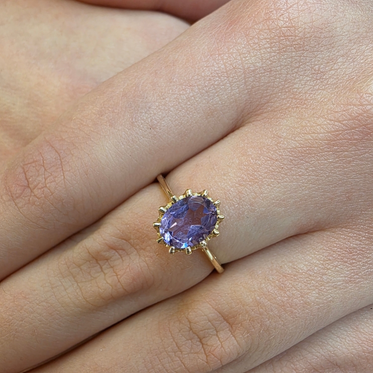 Złoty pierścionek Vintage z Ametystem 1,50 ct – prezentacja na dłoni (zbliżenie) – ABGOLD Baczyński