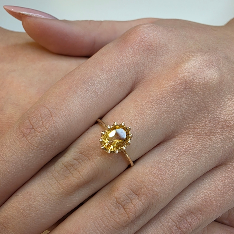 Retro Złoty pierścionek art deco z Cytrynem 1,50 ct – prezentacja na dłoni – ABGOLD Baczyński