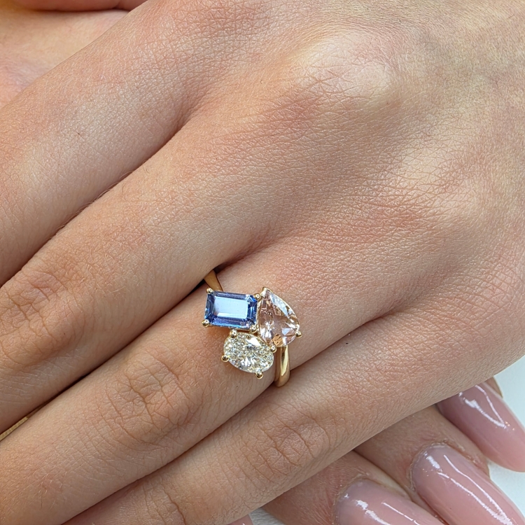 Złoty pierścionek Tanzanit Morganit Diament – prezentacja na dłoni – ABGOLD Baczyński