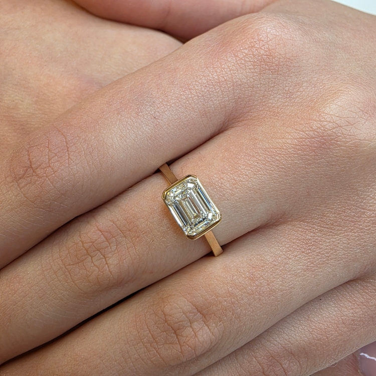 Złoty pierścionek Lab Grown Emerald 1.0ct – prezentacja na dłoni – ABGOLD Baczyński