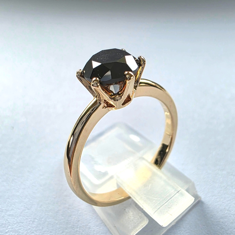 Złoty pierścionek z czarnym diamentem 1,50 ct – ujęcie pod kątem – ABGOLD Baczyński