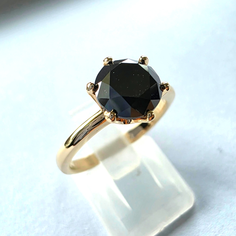 Złoty pierścionek z czarnym diamentem 1,50 ct – widok boczny – ABGOLD Baczyński