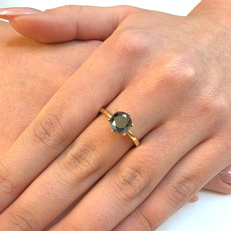 Złoty pierścionek z czarnym diamentem 1,50 ct – na dłoni – ABGOLD Baczyński