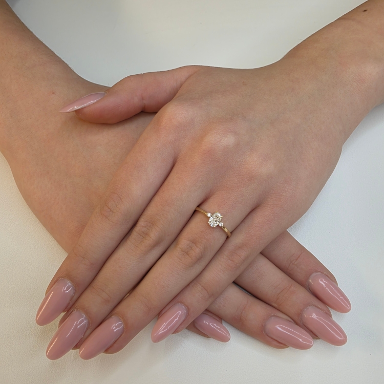 Pierścionek z brylantami lab 0,45 ct – złoto 585 – na dłoni – ABGOLD Baczyński