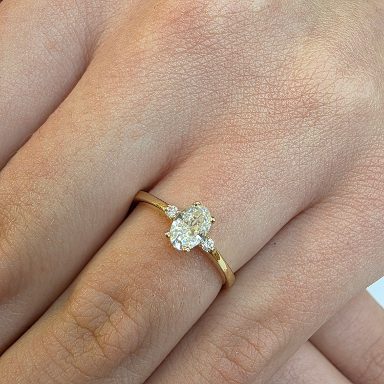 Pierścionek z żółtego złota próba 585 z Moissanitem i brylantami – zbliżenie na dłoni – ABGOLD Baczyński