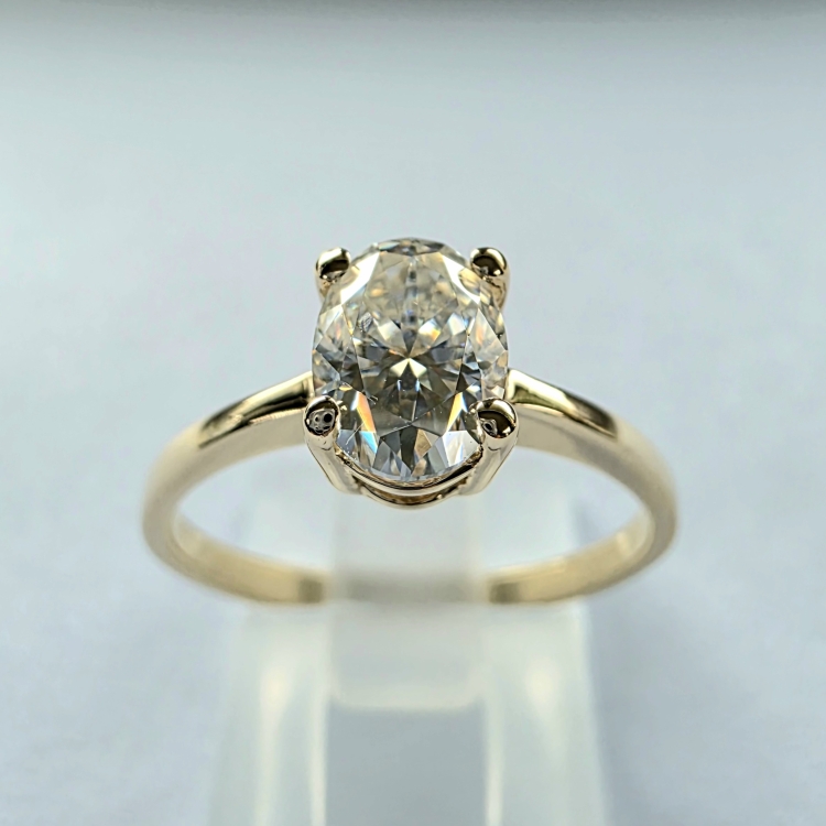 Pierścionek z żółtego złota próba 585 z moissanitem owalnym 0,80 ct VVS D – widok z góry – ABGOLD Baczyński