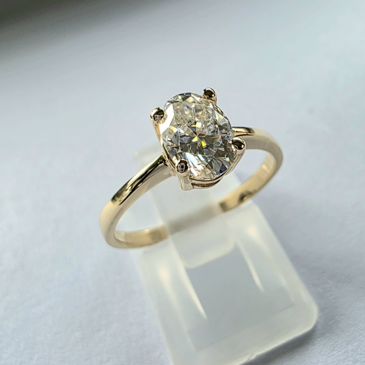 Pierścionek z żółtego złota próba 585 z moissanitem owalnym 0,80 ct VVS D – profil pierścionka – ABGOLD Baczyński