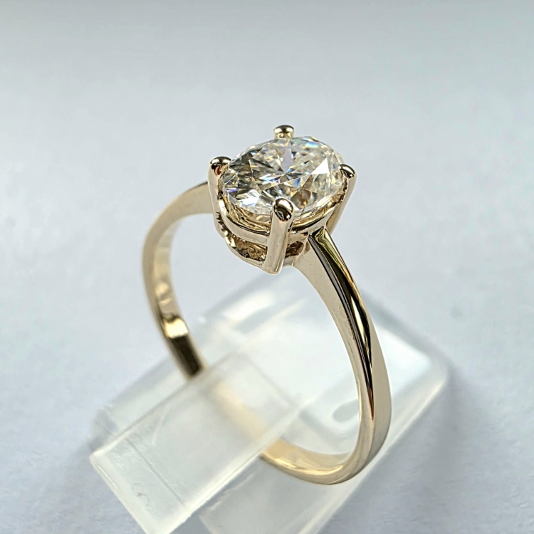 Pierścionek z żółtego złota próba 585 z moissanitem owalnym 0,80 ct VVS D – widok od boku – ABGOLD Baczyński