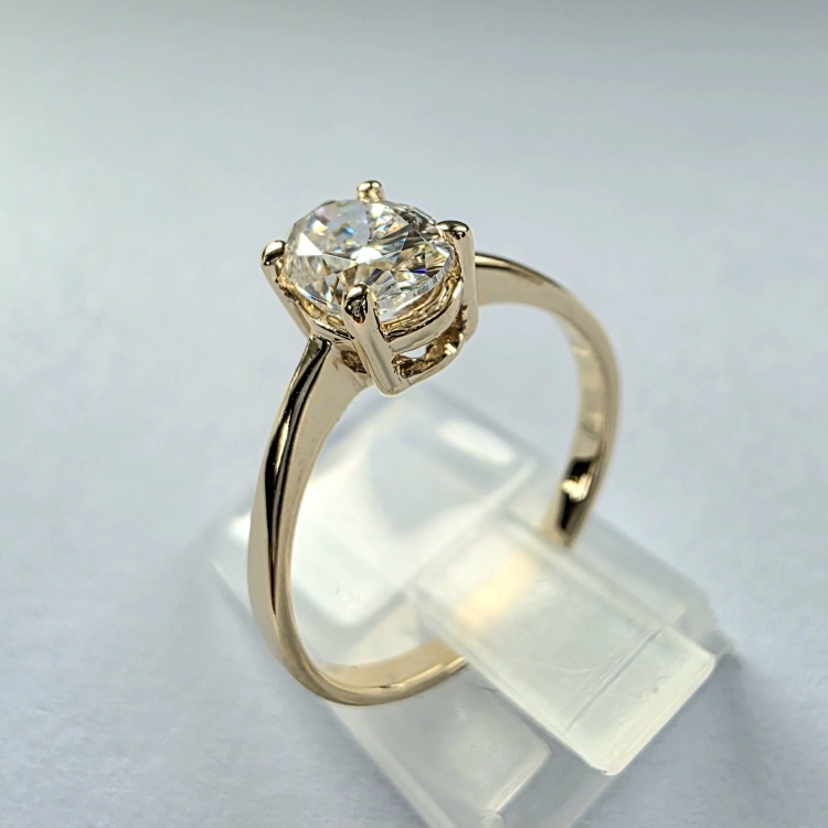 Pierścionek z żółtego złota próba 585 z moissanitem owalnym 0,80 ct VVS D – widok od spodu obrączki – ABGOLD Baczyński