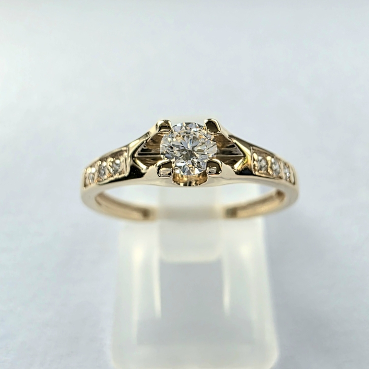 Pierścionek zaręczynowy złoto 585 z diamentami – widok z góry – ABGOLD Baczyński