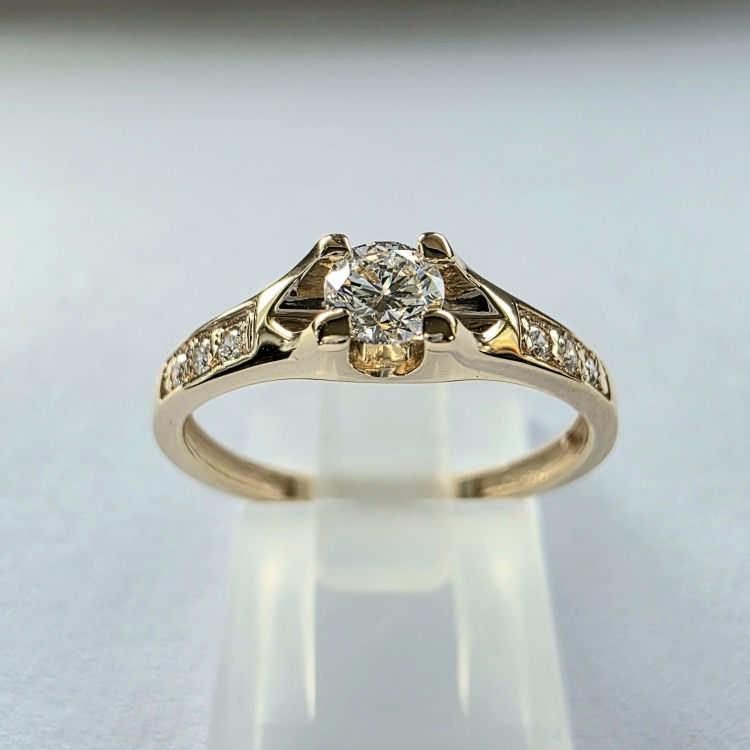 Pierścionek zaręczynowy złoto 585 z diamentami – widok z przodu – ABGOLD Baczyński