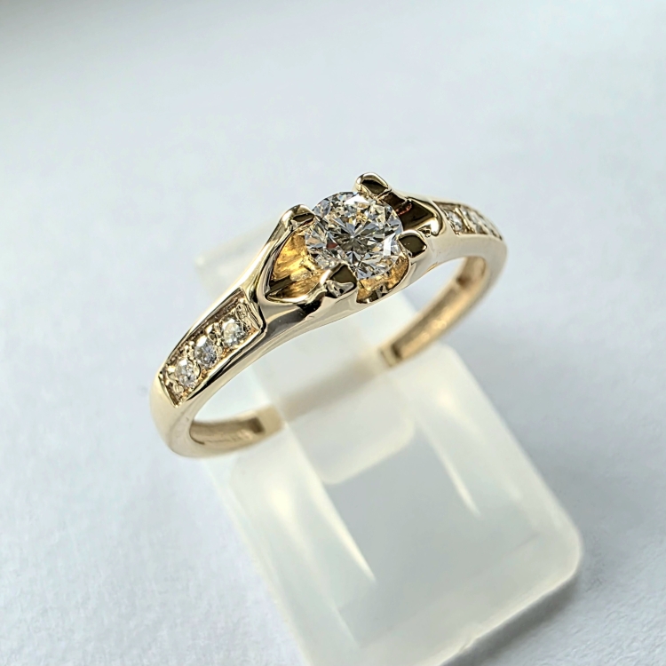 Pierścionek zaręczynowy złoto 585 z diamentami – detal oprawy – ABGOLD Baczyński