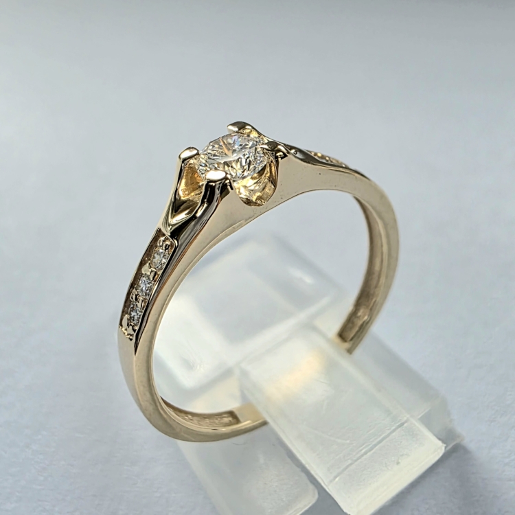 Pierścionek zaręczynowy złoto 585 z diamentami – widok od spodu – ABGOLD Baczyński