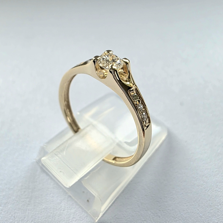 Pierścionek zaręczynowy złoto 585 z diamentami – ujęcie boczne – ABGOLD Baczyński