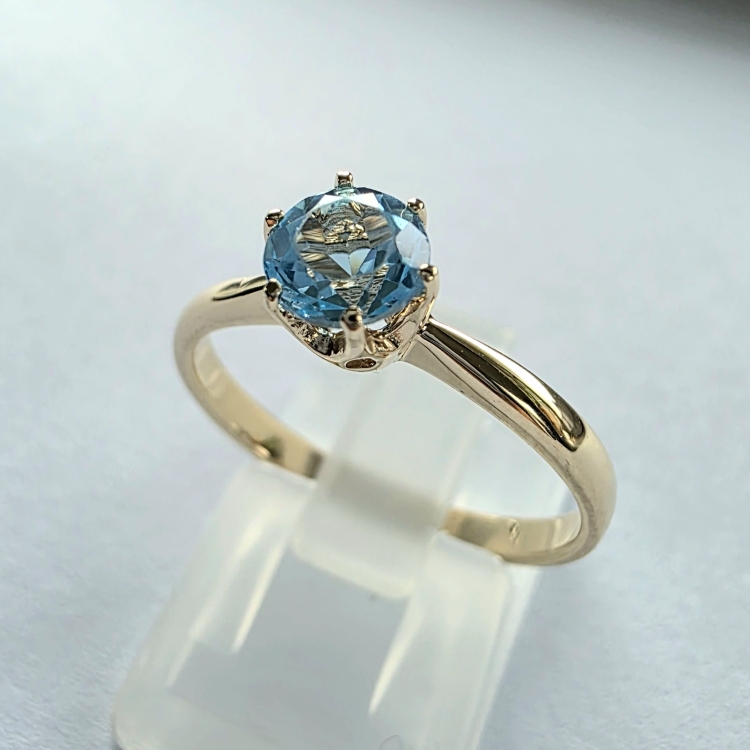 Pierścionek zaręczynowy z topazem próba 585 – ujęcie boczne – ABGOLD Baczyński