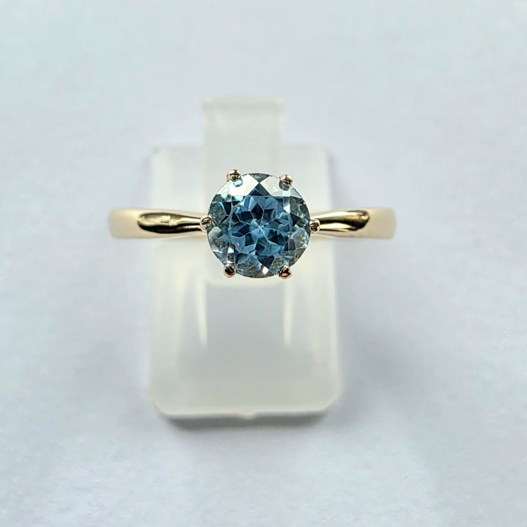 Pierścionek zaręczynowy z topazem próba 585 – detal oprawy – ABGOLD Baczyński