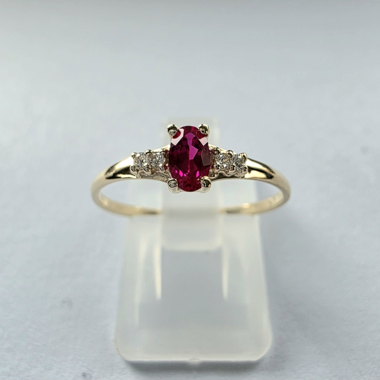 Złoty pierścionek 585 z rubinem – prezentacja oprawy – ABGOLD Baczyński