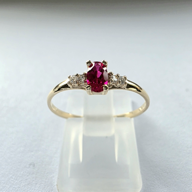 Pierścionek rubin diamenty 585 – widok z przodu – ABGOLD Baczyński