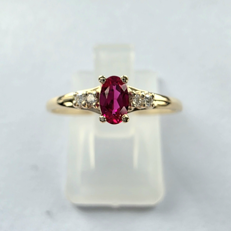 Pierścionek z rubinem i diamentami próba 585 – widok z góry – ABGOLD Baczyński