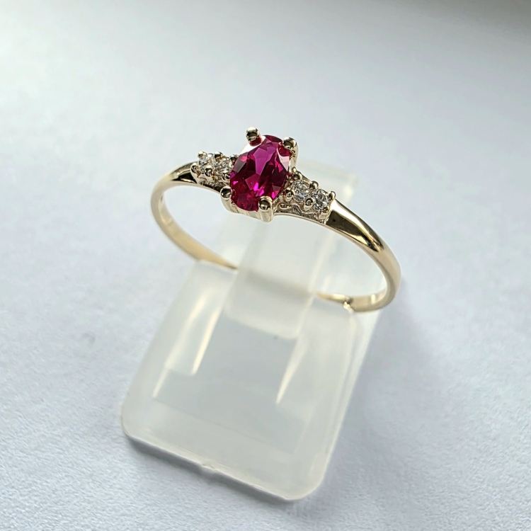 Pierścionek rubin diamenty 585 – ujęcie boczne – ABGOLD Baczyński