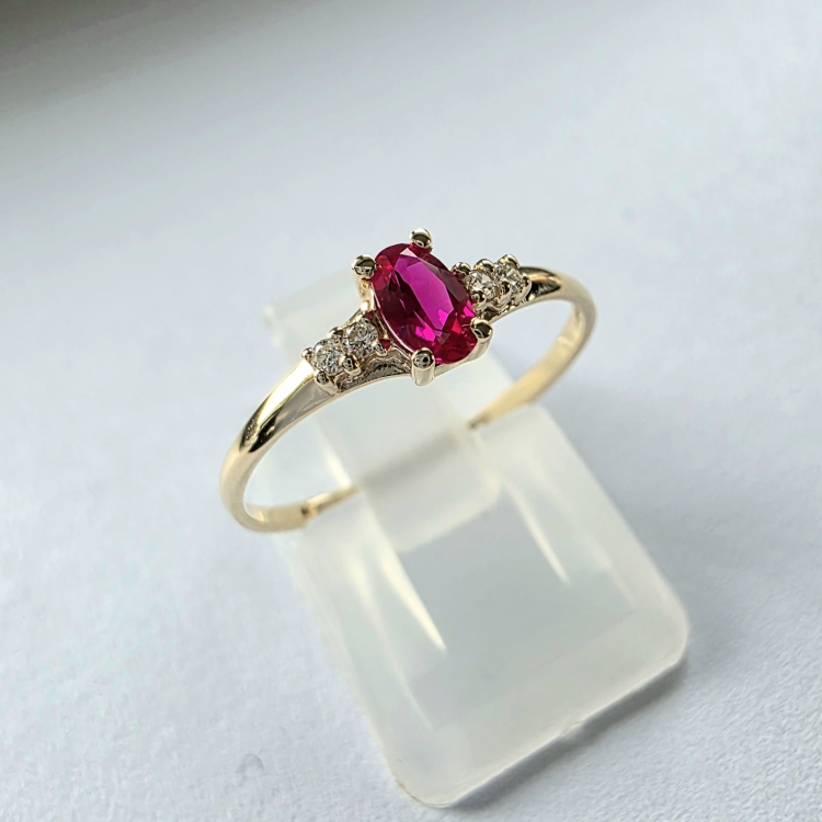 Złoty pierścionek 585 z rubinem i diamentami – ujęcie pod kątem – ABGOLD Baczyński