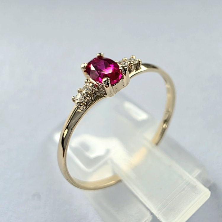 Pierścionek z rubinem i diamentami 585 – detal kamienia – ABGOLD Baczyński