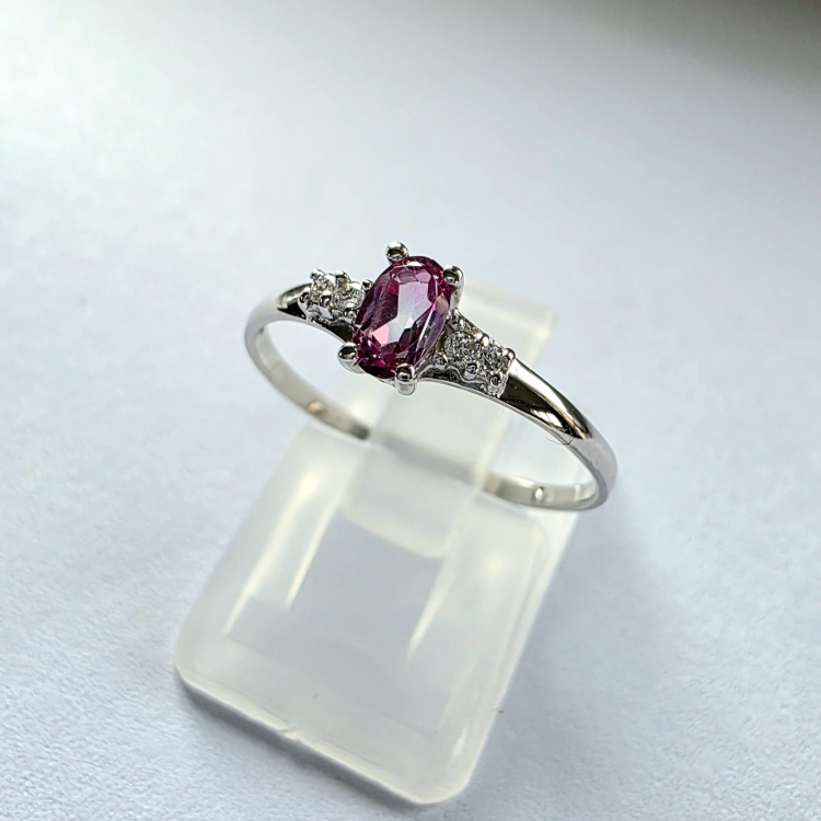 Pierścionek zaręczynowy z diamentami i różowym topazem – ujęcie boczne – ABGOLD Baczyński