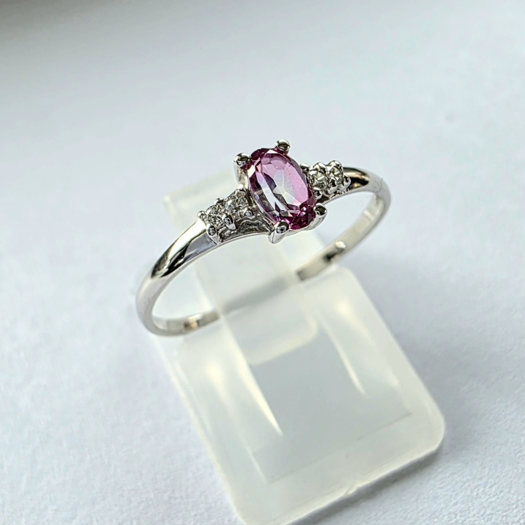 Pierścionek zaręczynowy z diamentami i różowym topazem – ujęcie pod kątem – ABGOLD Baczyński