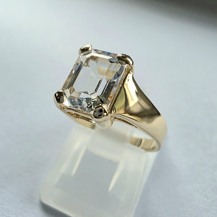 Złoty pierścionek próba 585 z białym topazem – ujęcie boczne – ABGOLD Baczyński