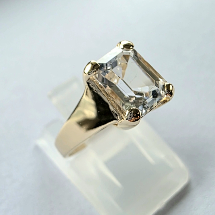 Złoty pierścionek próba 585 z białym topazem – ujęcie pod kątem – ABGOLD Baczyński