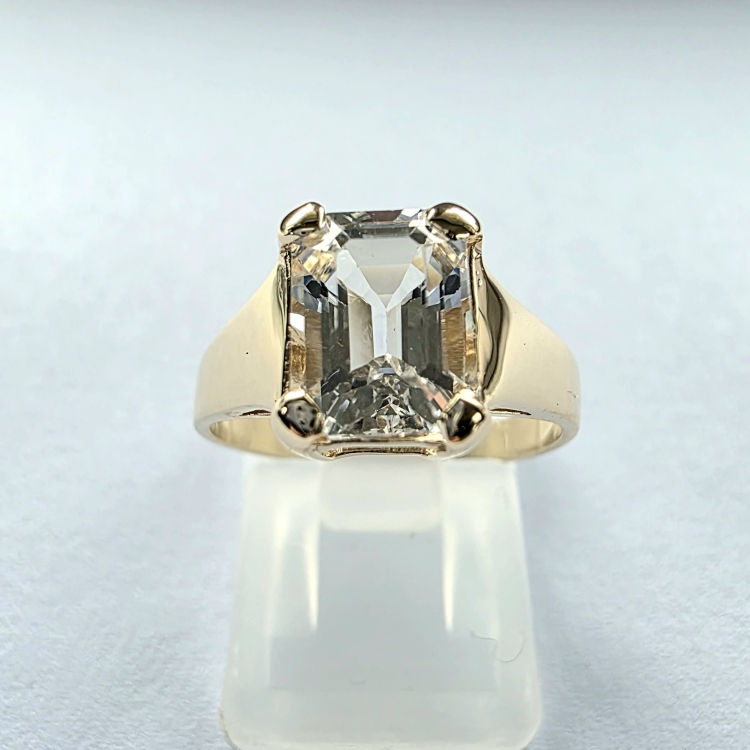 Złoty pierścionek próba 585 z białym topazem – widok z przodu – ABGOLD Baczyński