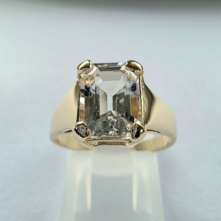 Złoty pierścionek próba 585 z białym topazem – widok z góry – ABGOLD Baczyński