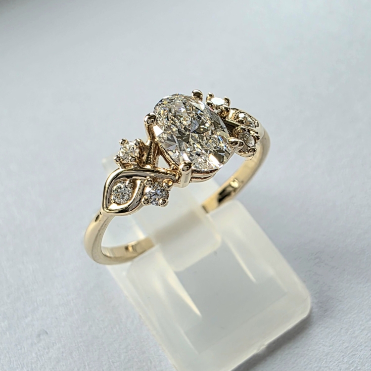 Pierścionek Vintage art deco z diamentami Lab Grown – ujęcie pod kątem – ABGOLD Baczyński