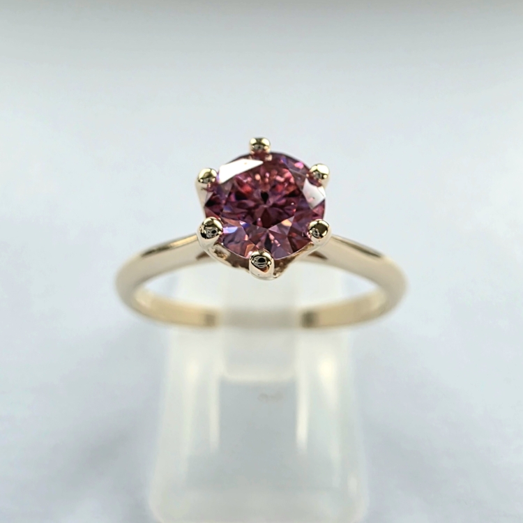 Pierścionek zaręczynowy z żółtego złota próba 585 z różowym moissanitem 0,80 ct – widok z przodu – ABGOLD Baczyński