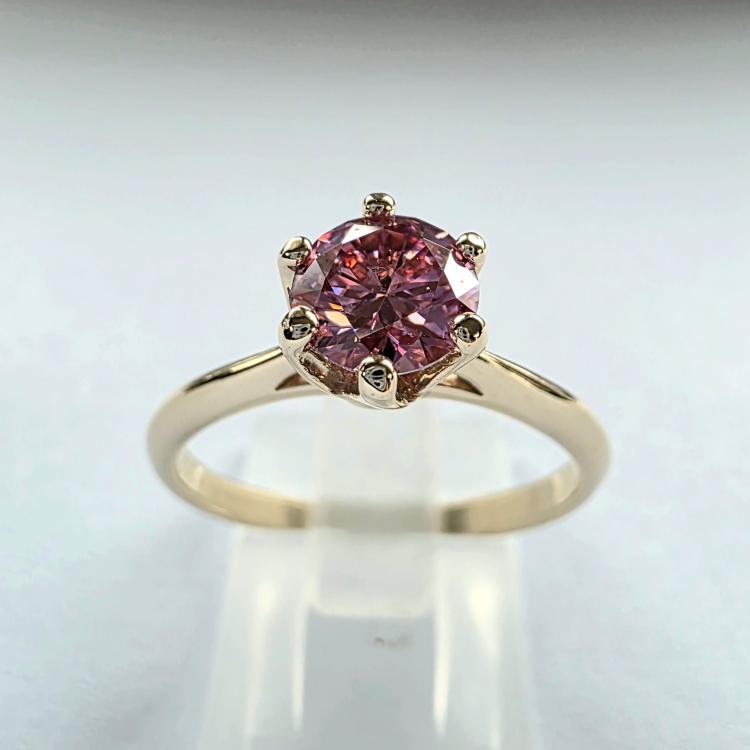 Pierścionek zaręczynowy z żółtego złota próba 585 z różowym moissanitem 0,80 ct – widok z przodu – ABGOLD Baczyński