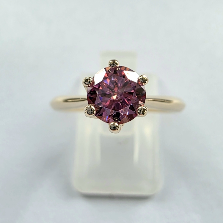 Pierścionek zaręczynowy z żółtego złota próba 585 z różowym moissanitem 0,80 ct – widok z góry – ABGOLD Baczyński