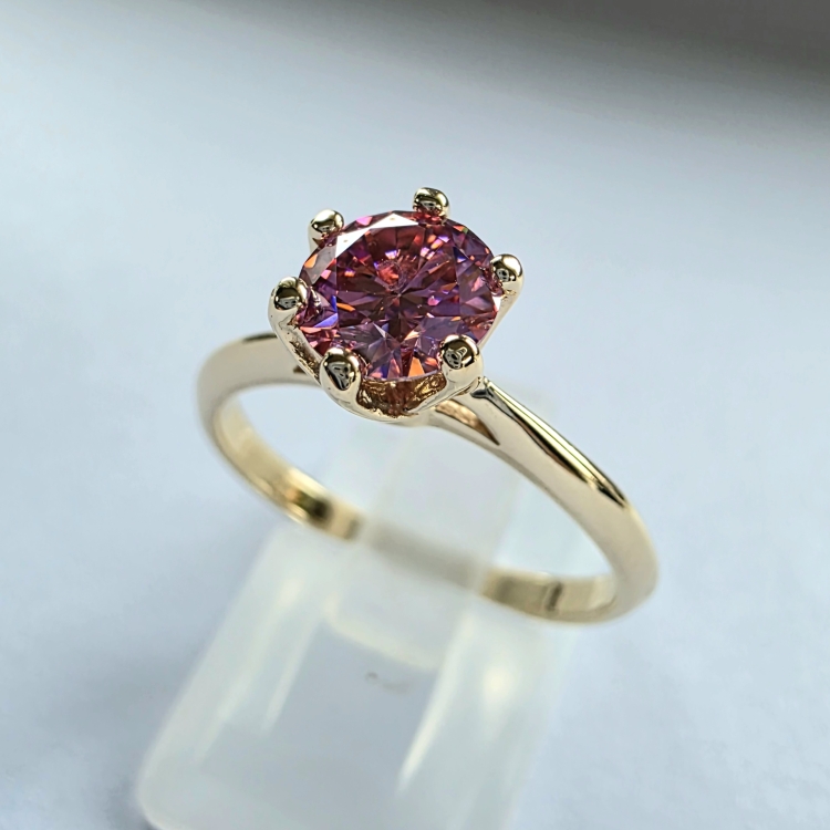 Pierścionek zaręczynowy z żółtego złota próba 585 z różowym moissanitem 0,80 ct – ujęcie pod kątem – ABGOLD Baczyński